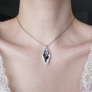 Iridescent white pearl necklace with a small silver chain